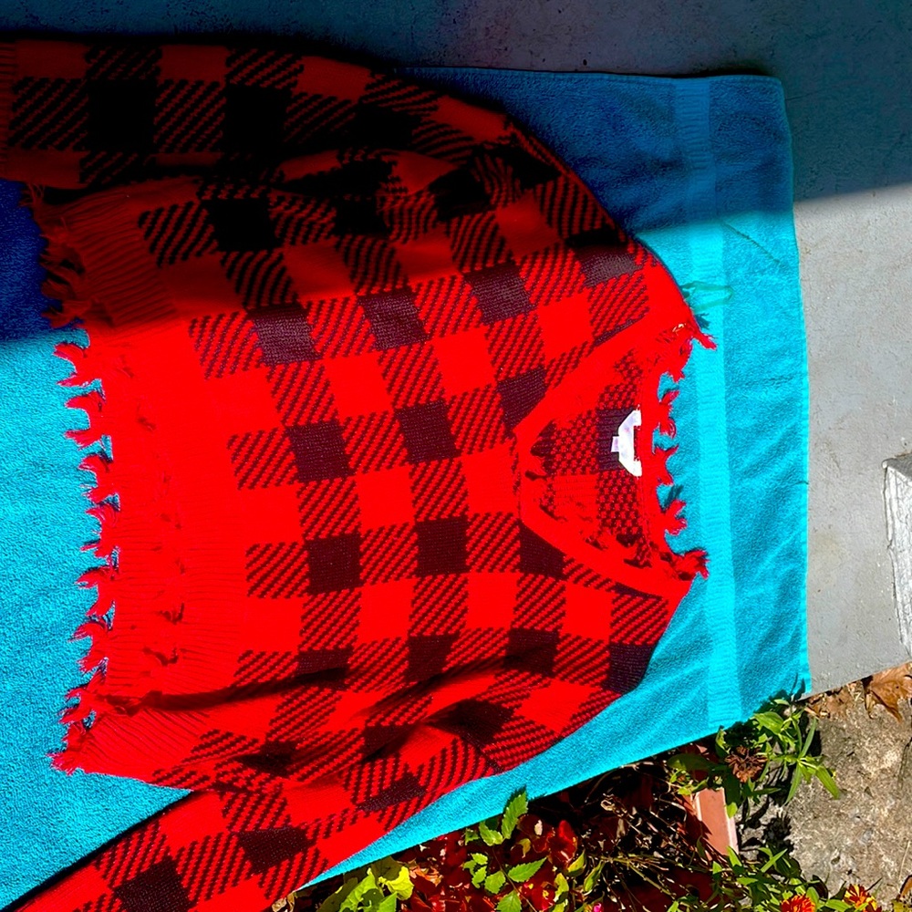 I’m selling a black and red plaid sweater .
